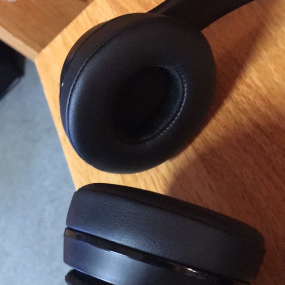 BARELY USED Beats Solo 3 Wireless Headphones - Picture 7 of 8